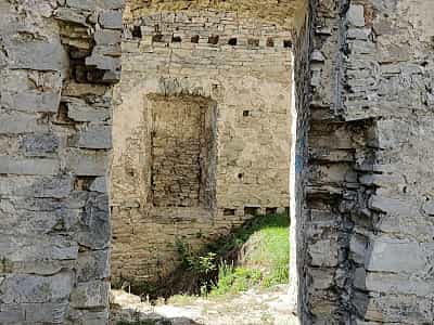 Руины средневекового Скала-Подольского замка в Тернопольской области
