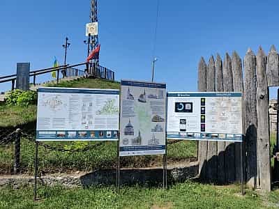 Информационный стенд средневекового Скала-Подольского замка в Тернопольской области 