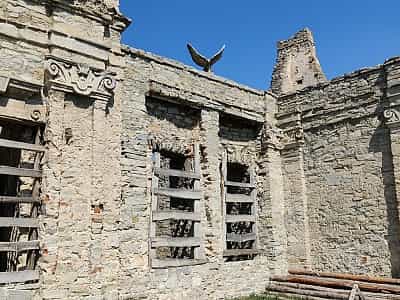 История Скала-Подольского замка начинается ещё в 14 веке - тогда это было мощное оборонительное сооружение, которое было уничтожено ударом молнии и не подлежит восстановлению, сейчас это археологический памятник.