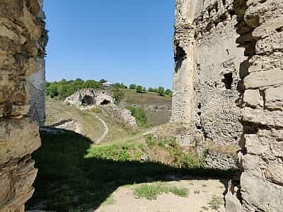 Руины средневекового Скала-Подольского замка в Тернопольской области 