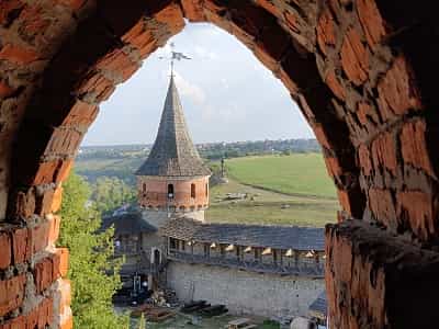 Каменец-Подольская Старая крепость - памятник истории, которой необходимо увидеть своими глазами и прочувствовать все воспоминания, которые хранятся в его надежных стенах.