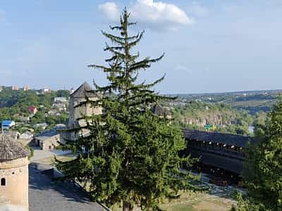 Кам'янець-Подільська Стара фортеця - пам'ятка історії, якій необхідно побачити на власні очі та відчути всі спогади, що зберігаються у його надійних стінах.