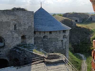 Старая крепость в Каменец-Подольском является драгоценным объектом исторической памяти украинцев, а также пристальным предметом внимания туристов из разных уголков не только Украины, но и всей Европы.