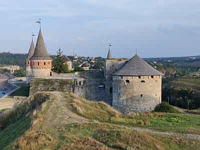 Стара фортеця у Кам'янці-Подільському є дорогоцінним об'єктом історичної пам'яті українців, а також предметом уваги туристів з різних куточків не лише України, а й усієї Європи.