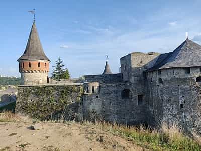 Старая крепость в Каменец-Подольском является драгоценным объектом исторической памяти украинцев, а также пристальным предметом внимания туристов из разных уголков не только Украины, но и всей Европы.