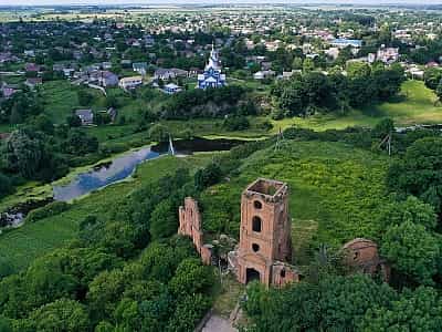 Руины замка князей Корецких - это исторический памятник, расположенный на западе Украины, к востоку от Ровно. Этот замок был построен в XIV веке и имел важное геополитическое значение, поскольку находился на границе Волыни и Галичины.