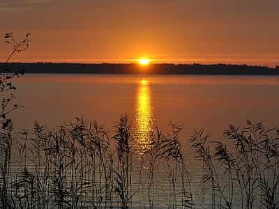 Озеро Песочное является естественного происхождения и находится на северо-западе от села Мельники. Его площадь составляет всего 1,38 км², а средняя глубина - около 7 метров.
