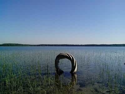 Озеро Песочное относится к группе Шацких озер, расположенных на северо-западе Волынской области. 
