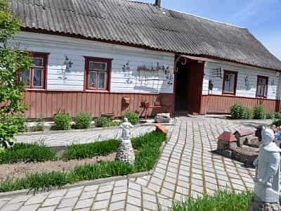 Прибыв музей "Полесская Хата", вы сможете окунуться в богатство жизни украинского Полесья, узнать о традиционных обрядах и увидеть уникальные артефакты.
