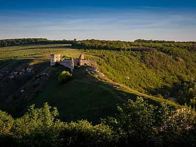 В селе Кудринцы, недалеко от реки Збруч, расположены очень живописные руины замка Гербуртов, которые относятся к самым очаровательным на западной части Украины.