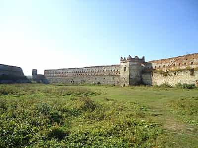Старосельский замок - остатки мощной твердыни 16 века, построенной на месте деревянной крепости, в селе Старое Село рядом со Львовом.