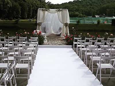 Зона проведения торжественных брачных церемоний в загородном комплексе "Бухта Викингов" рядом со Львовом.