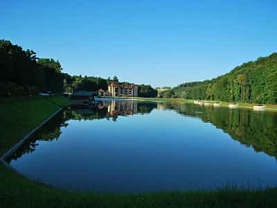 Большое озеро в загородном комплексе "Бухта Викингов" рядом со Львовом.