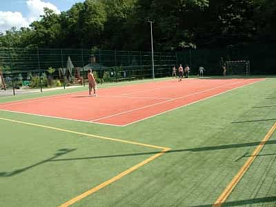 Поле для игры в футбол и тенис в загородном комплексе "Бухта Викингов" рядом со Львовом.