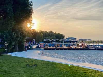 Летний курорт "Mayachok Beach Club" на берегу Днепра с большой пляжной зоной для игр и развлечений, стильным бассейном с подогревом и возможностью организации ивентов на любой запрос.