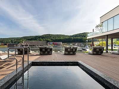 Современный комплекс развлечений "Emily Resort" предлагает непревзойденный отдых в течение всего года. Заведение специализируется на загородном отдыхе, пляжных радостях и SPA-оздоровлении. Имеет большое количество залов для конференций и мероприятий.