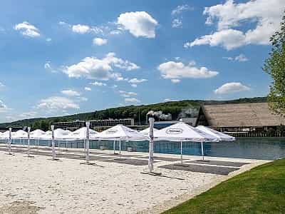 Современный комплекс развлечений "Emily Resort" предлагает непревзойденный отдых в течение всего года. Заведение специализируется на загородном отдыхе, пляжных радостях и SPA-оздоровлении. Имеет большое количество залов для конференций и мероприятий.