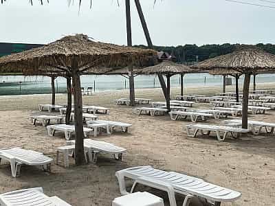 Пляж в загородном комплексе "Palmira Resort" в пригороде Львова