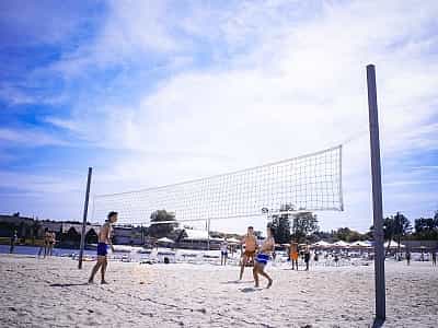 Поле для игры в пляжный волейбол в загородном комплексе "Palmira Resort" в пригороде Львова