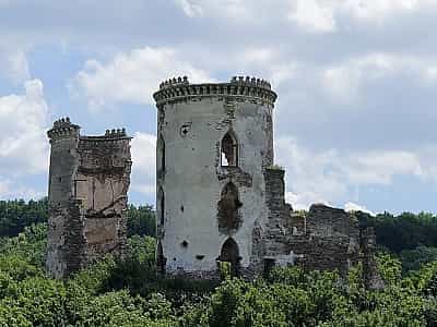 Руины Червоногородского замка в селе Нырков