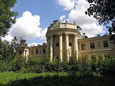 Памʼятка архітектури місцевого значення збудована в 1906 році в стилі ренесанс - Палац графа Бадені ХІХ століття.