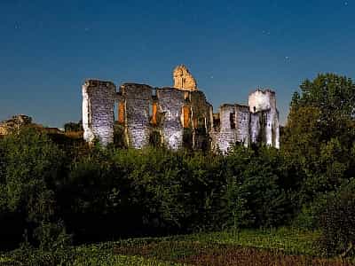 Руины Сидоровского замка в селе Сидоров Тернопольской области