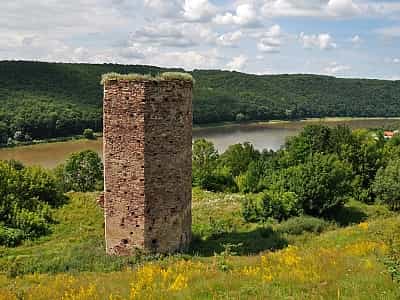Фортификационное сооружение XVII века в Днестровском каньоне, заслуженно включенное в памятники архитектуры национального значения.