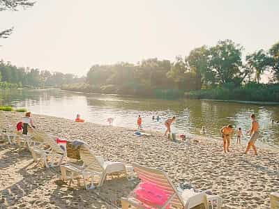 Пляж на реке в загородном комплексе "Sakramento Family Club" возле реки Десна, Сумская область.