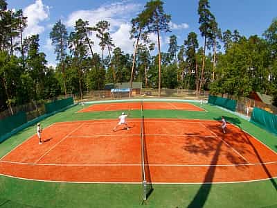 Теннисные корты в загородном комплексе "Sakramento Family Club" возле реки Десна, Сумская область.