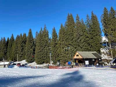 нижняя станция подъемника в горнолыжном курорте "Коза" в селе Яблуница Ивано-Франковской области