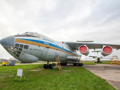 Огромный музей авиатехники возле аэропорта "Киев". Начисляет более семидесяти экспонатов техники. Рекомендуем к посещению всем. Улица Медовая, 1.