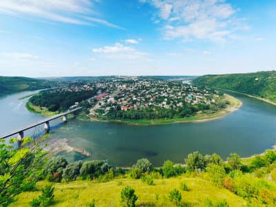 Днестровский каньон признан одним из семи чудес Украины. Здесь популярны сплавы по воде, туристические походы, а также отдых в деревянных домиках в городках поблизости.