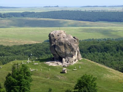  Камень Великан находится в Бродовском районе недалеко от села Подкамень.