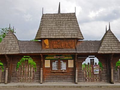 Просторная территория, посвященная традициям и культуре Буковины – всё это описывает популярный среди туристов Музей народной архитектуры и быта в Черновцах.