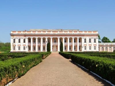 Дворец Потоцких – красивое, но быстро увядающее строение, которое обязательно стоит посетить, пока оно хранит в себе былое величие.