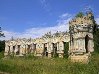 Руины усадьбы Остен-Сакенов в Киевской области