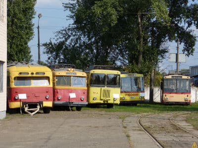  Оцените ретро-транспорт и свободно погуляйте по автобусному парку в Музее общественного транспорта в Киеве.