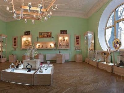 В Ровно находится единственный в Украине Музей янтаря на базе завода по его добыче. Здесь можно узнать историю получения янтаря, посмотреть на красивые украшения, увидеть древние слитки янтаря и другие интересные экспонаты.