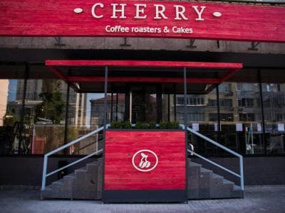 Пару лет назад в центре Киева появилась новая кофейня Cherry coffee roasters & cakes, которая удивляет не только предлагаемыми напитками и блюдами, но и безукоризненным оформлением пространства