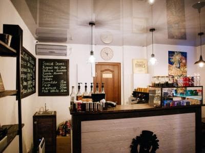 Заведение «Steamfeel Coffee Shop» расположено в достаточно молодом и оживленном районе столицы, Позняках. Имеет приятный современный интерьер, небольшой, но довольно уютный зал. Предлагается интересное меню популярных кофейных напитков.