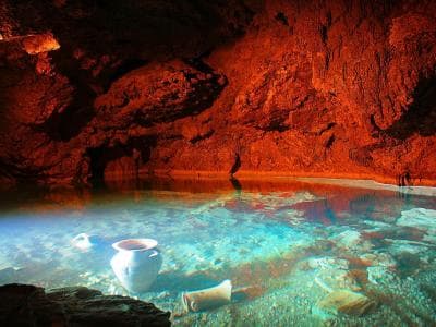 Красные пещеры или Кызыл-Коба в Крымских горах.