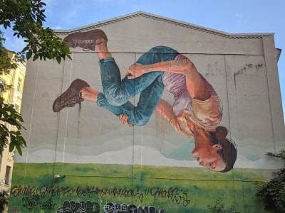 «Гимнастка» - мурал австралийского художника на Стрелецкой 12 в Киеве