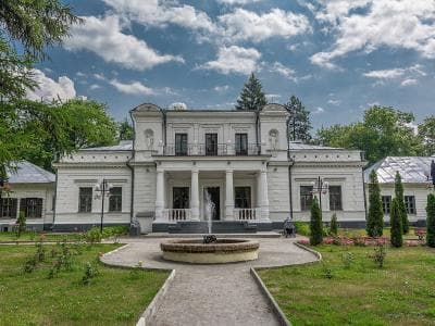  Имение-дворец Голицыных и музей шоколада в Тростянце.