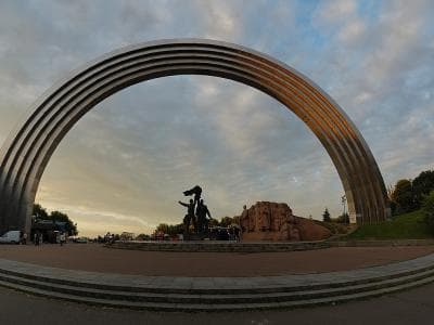 Арка Дружбы народов, расположенная в Крещатом парке, заслуженно считается одной из самых масштабных и знаковых достопримечательностей столицы Украины. Памятник посвящен воссоединению братских стран.