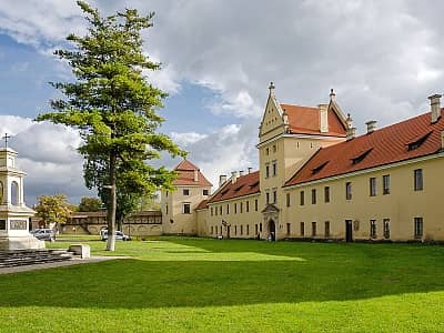 Жолковский замок - несравненный образец архитектурного наследия эпохи Возрождения, выполнявший главную роль в фортификационной системе "идеального города" Жолква.