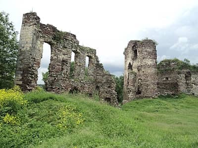 Руины Бучачского замка над рекой Стрыпа в Тернопольской области