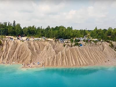 Живописный Дружбовский карьер с чистой бирюзовой водой окружен холмами из песка и глины напоминающие известную туристическую локацию - Памуккале.